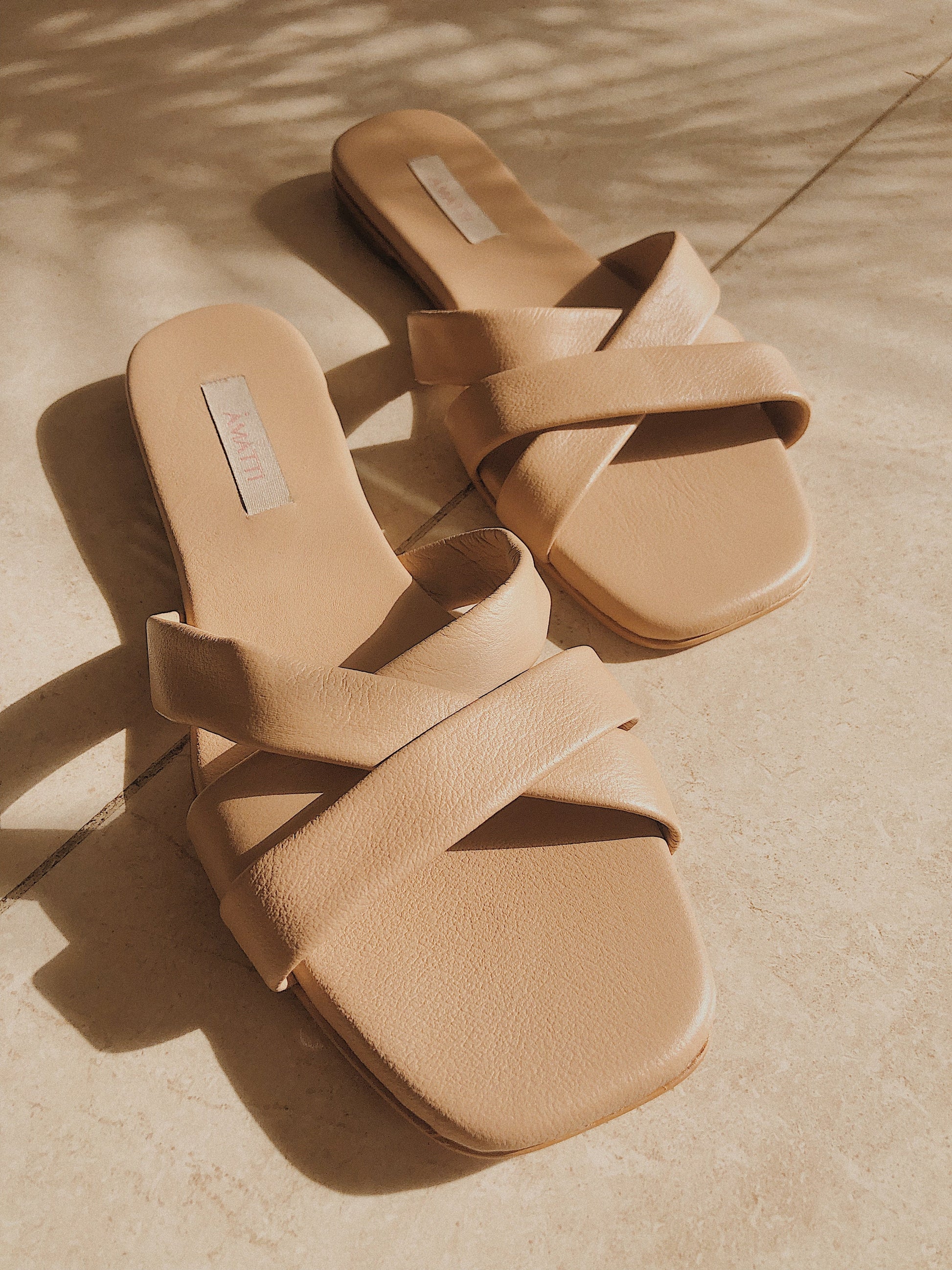 Sandalias planas en cuero para mujer color nude